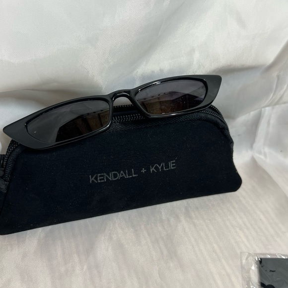 Kendal + Kylie sunglasses with suede case - Picture 4 of 7